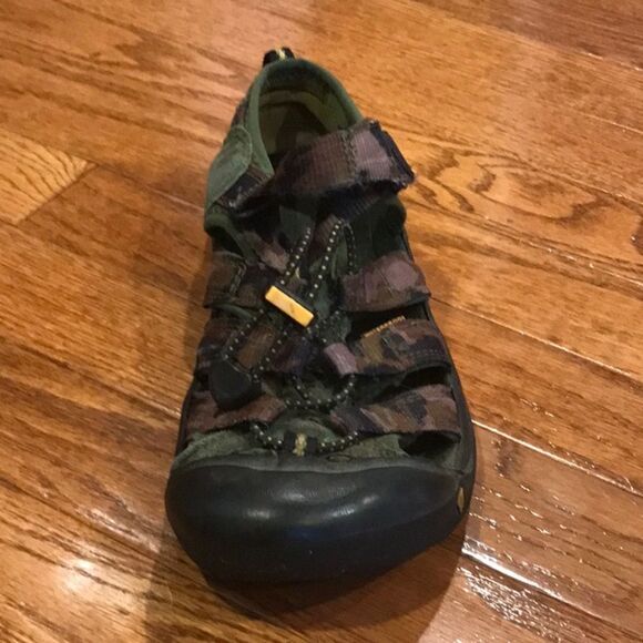 BOYS SIZE 5 CAMO KEENS! - Picture 2 of 9